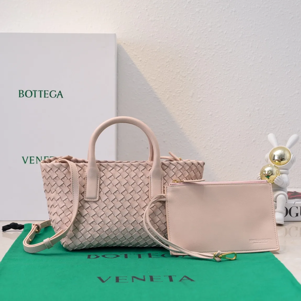 Batch 1560 Hello everyone, I have a new name, it’s called the Cabat woven Mini vegetable basket model ~ it can finally be carried on the shoulder. It is based on the original bag type and adds a shoulder strap and it is detachable! It's equivalent to spending one dollar to buy two bags. As the ace cutie of BV family, I really have no choice but to buy one! This bag of ours is really exactly the same as ZP. You can look big with a small amount of money~ Original sheepskin: size: 20*16*13cm, model: 5211#